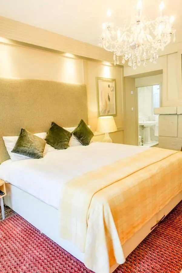 Cedar House Boutique B&B Burton  5*, Burton (Dorset)